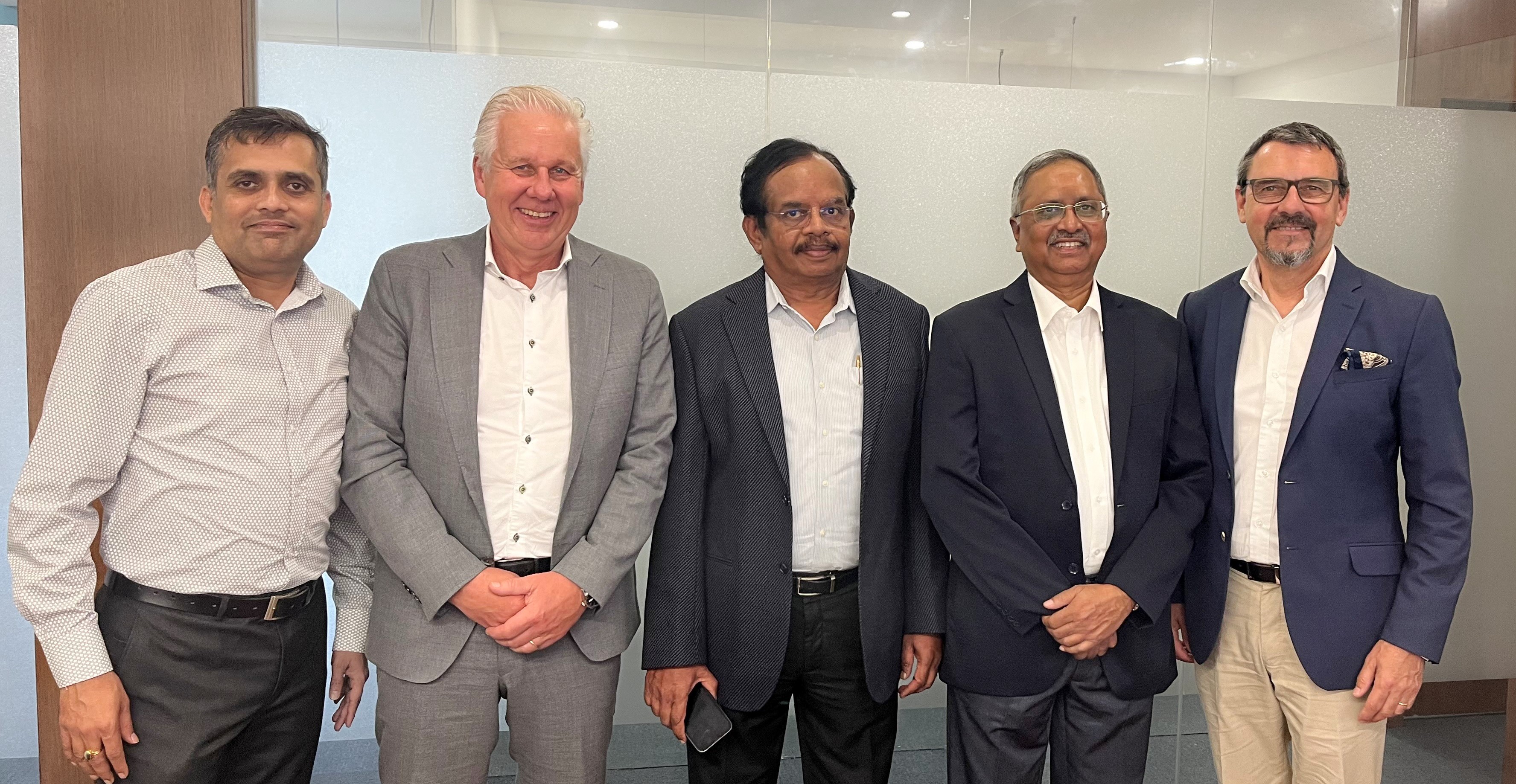 Från vänster på bild: Susheel Rathi, General Manager Hydroquip Hydraulics, Mikael Lundgren VD för PMC Hydraulics, Raghunathan Ramakrishnan, Technical Director Hydroquip Hydraulics, A.K. Kamam, VD för Hydroquip Hydraulics and Lars Fredin, VD och Koncernchef för Dacke Industri.