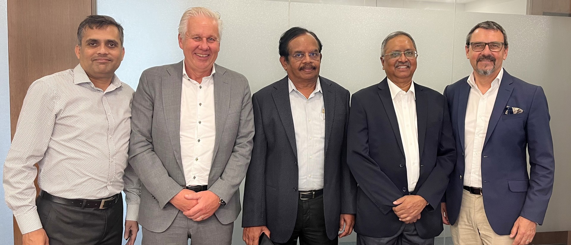 Från vänster på bild: Susheel Rathi, General Manager Hydroquip Hydraulics, Mikael Lundgren VD för PMC Hydraulics, Raghunathan Ramakrishnan, Technical Director Hydroquip Hydraulics, A.K. Kamam, VD för Hydroquip Hydraulics and Lars Fredin, VD och Koncernchef för Dacke Industri.