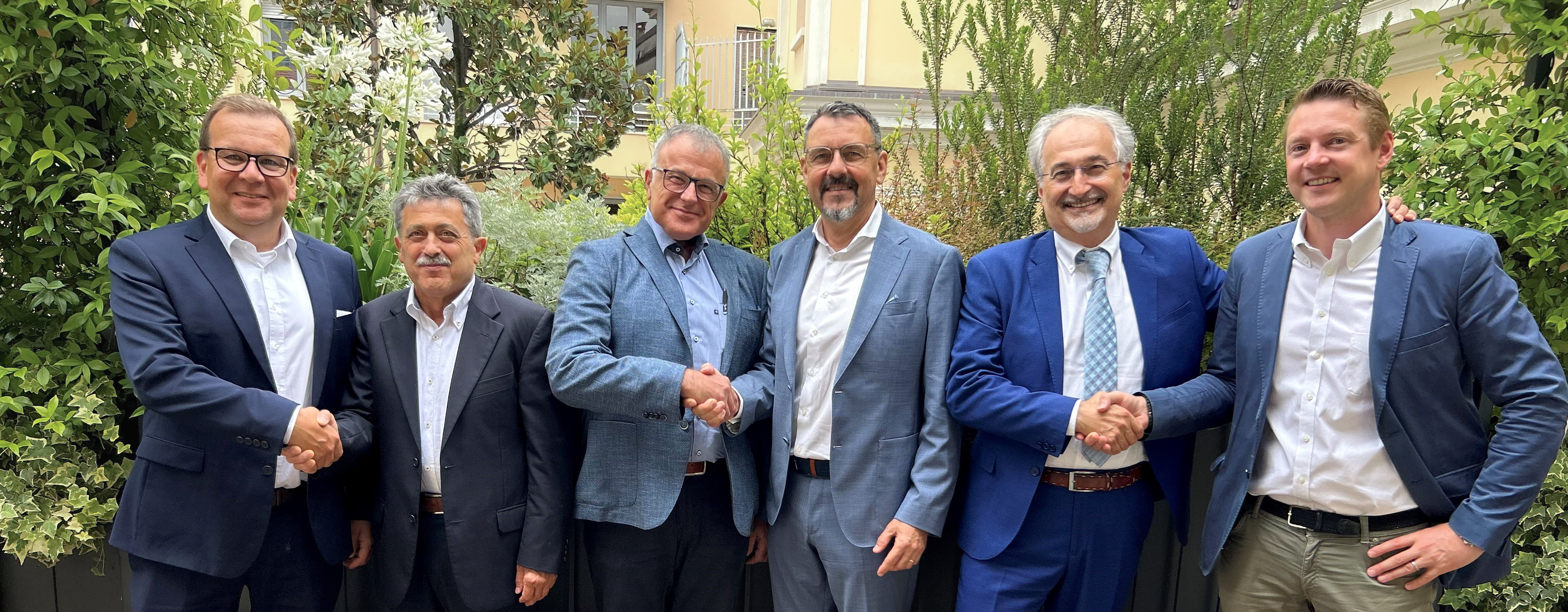 Från vänster på bild: Mika Virtanen, VP Air Technology & Electromechanics, Lino Giacomello, Delägare för Airon Srl, Giorgio Barella, Delägare för Airon Srl, Lars Fredin, VD och Koncernchef för Dacke Industri, Mauro Mercanzin, VD och Delägare för Airon Srl, Lowe Fällmar, VP Acquisitions & Business Development.