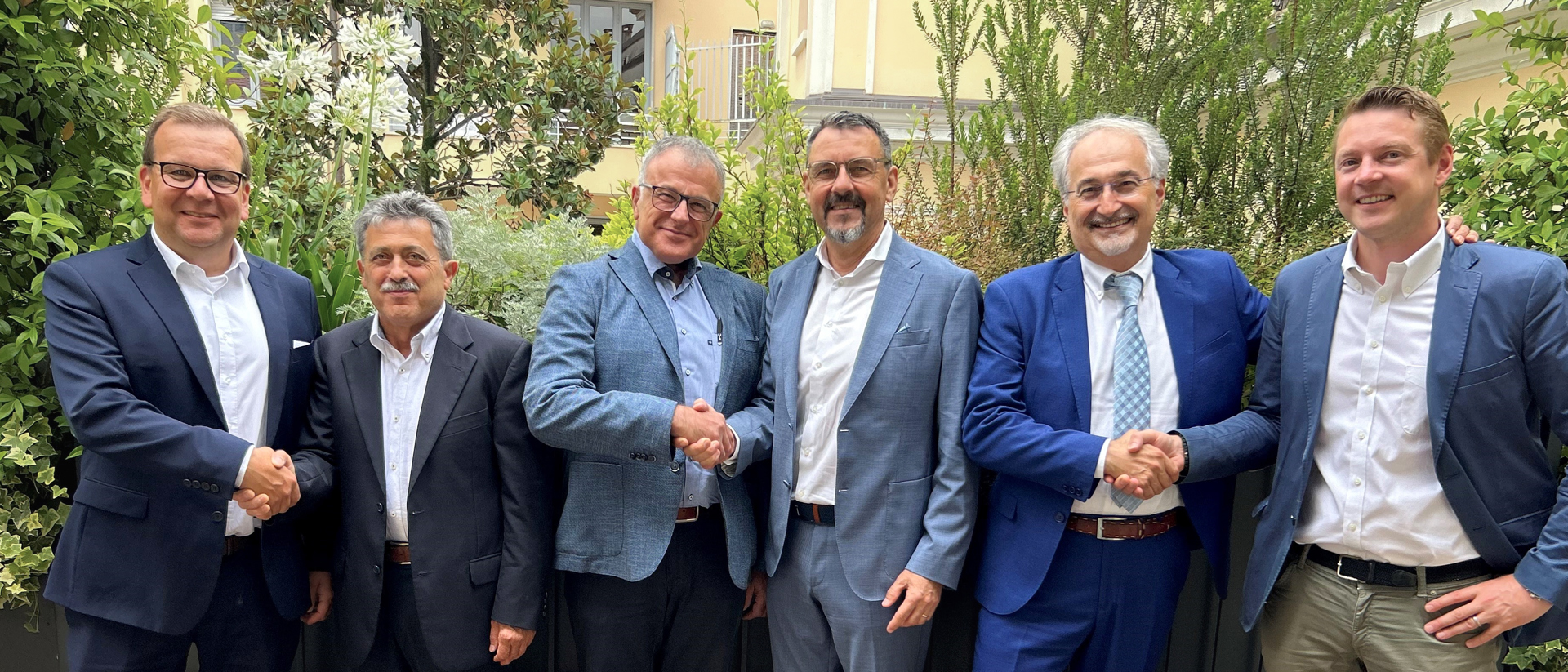 Från vänster på bild: Mika Virtanen, VP Air Technology & Electromechanics, Lino Giacomello, Delägare för Airon Srl, Giorgio Barella, Delägare för Airon Srl, Lars Fredin, VD och Koncernchef för Dacke Industri, Mauro Mercanzin, VD och Delägare för Airon Srl, Lowe Fällmar, VP Acquisitions & Business Development.